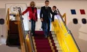 Der Moment danach: Staatspräsident Macron und seine Frau Brigitte am 25. Mai in Hanoi. (© picture alliance / SIPA / JEANNE ACCORSINI)